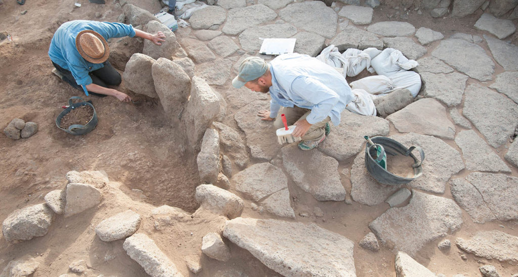 Archeologi al lavoro sul camino della Struttura 1 a Shubayqa 1